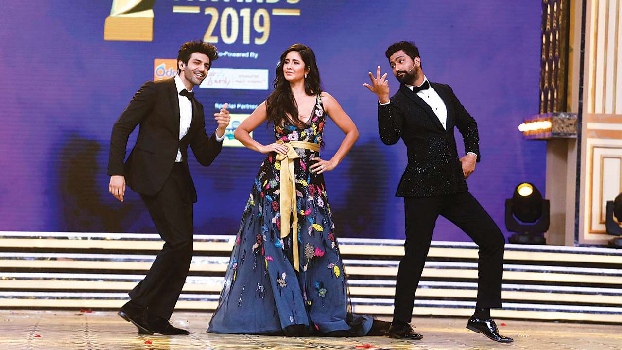 Vicky danced with Katrina Kaif and Kartik Aarya in 2019 Screen Awards